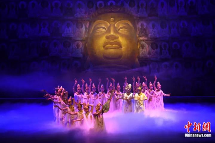 2024年2月23日晚，中國經(jīng)典舞劇《絲路花雨》在甘肅蘭州演出恭賀新春。李亞龍 攝