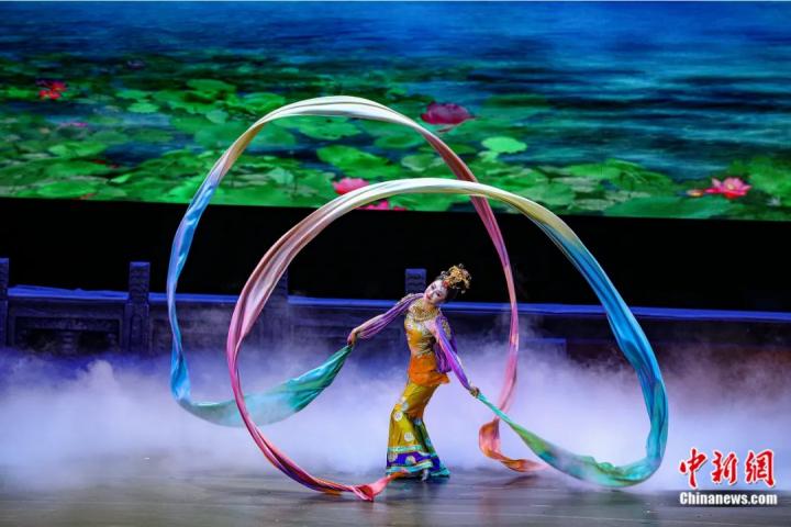 2023年4月17日晚，中國經(jīng)典舞劇《絲路花雨》在澳門百老匯劇場演出。甘肅演藝集團(tuán) 供圖