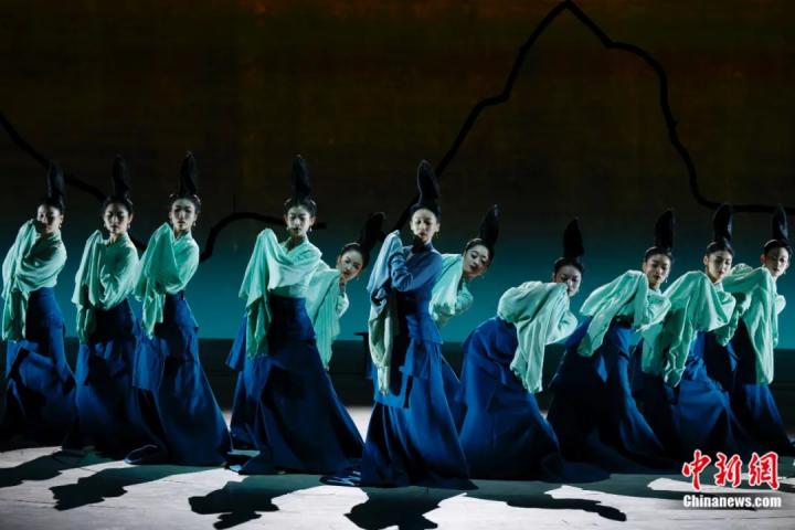 2024年2月29日晚，舞蹈詩劇《只此青綠》在北京上演，多國駐華使節(jié)和國際組織代表前來觀賞。韓海丹 攝