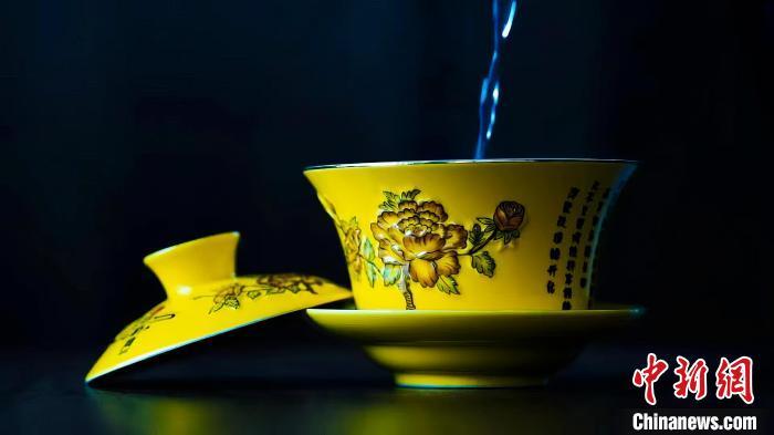 2023年5月，拍攝的臨夏特色茶飲——蓋碗茶。(資料圖)臨夏市融媒體中心供圖