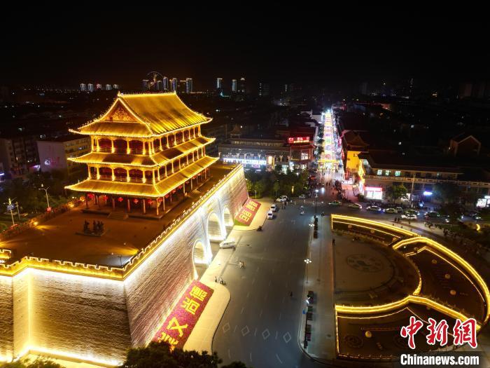 圖為武威市標(biāo)志性建筑涼州古城門燈光亮起。(無人機(jī)照片) 　戴文昌 攝</p><p>