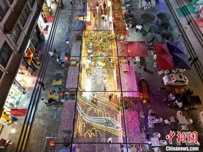 圖為明清街夜市燈光點(diǎn)亮具有武威文化元素的“天梯山石窟”彩燈。(無人機(jī)照片) 　戴文昌 攝</p><p>