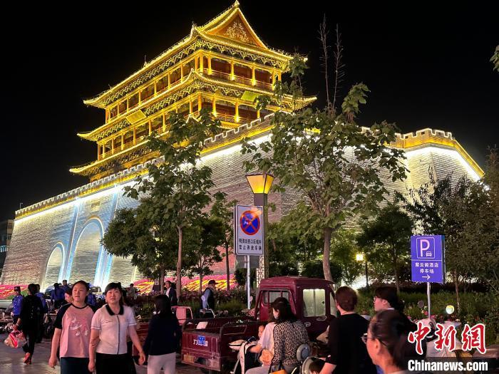 圖為夜幕降臨，涼州古城門燈光亮起?！〈魑牟?攝