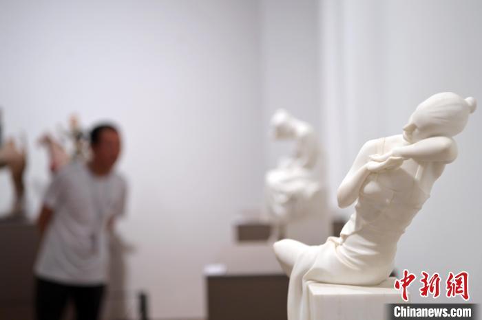 5月21日，在“絲路印跡”雕塑藝術(shù)作品展展出的作品《綺羅香·香》。九美旦增 攝</p>
<p>