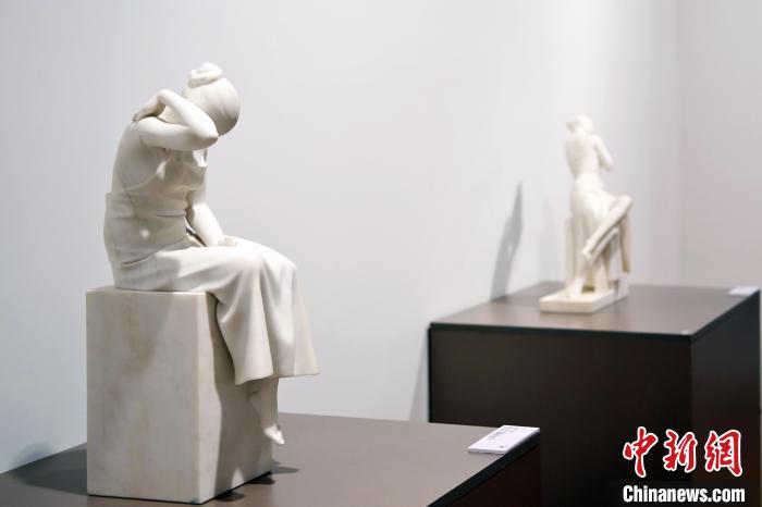 5月21日，在“絲路印跡”雕塑藝術(shù)作品展展出的雕塑作品《聲聲慢·艾艾》。九美旦增 攝</p>
<p>
