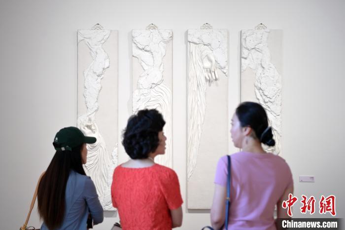 5月21日，觀眾參觀在“絲路印跡”雕塑藝術(shù)作品展展出的作品《無相》。九美旦增 攝</p>
<p>