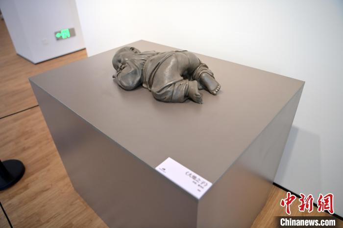 5月21日，在“絲路印跡”雕塑藝術(shù)作品展展出的作品《大地之子》。九美旦增 攝</p>
<p>