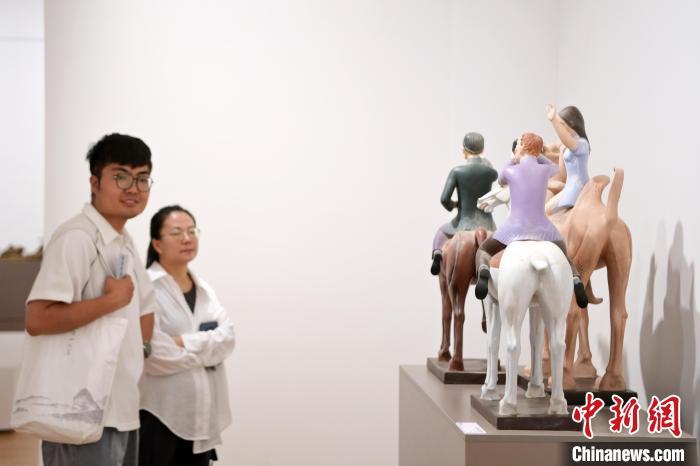 5月21日，觀眾參觀在“絲路印跡”雕塑藝術(shù)作品展展出的雕塑作品《絲路話語》。九美旦增 攝</p>
<p>