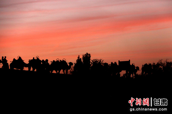 6月9日，敦煌市鳴沙山月牙泉景區(qū)晚霞如畫(huà)，美不勝收。張曉亮　攝