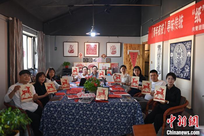 6月6日，在甘肅敦煌青年夜校課程中，青年學(xué)員展示學(xué)習(xí)敦煌非遺剪紙的成果。