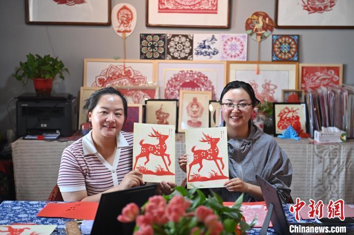 6月6日，在甘肅敦煌青年夜校課程中，青年學(xué)員展示學(xué)習(xí)敦煌非遺剪紙的成果。李亞龍 攝　　