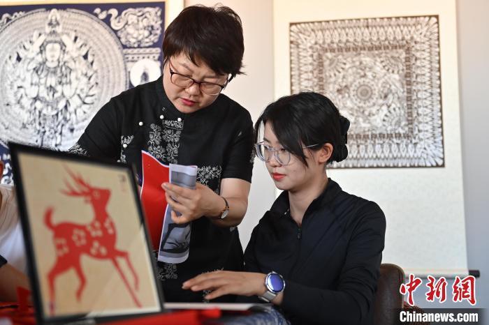 6月6日，在甘肅敦煌青年夜校課程中，青年學(xué)員學(xué)習(xí)敦煌非遺剪紙課程。李亞龍 攝