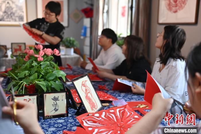 6月6日，在甘肅敦煌青年夜校課程中，青年學(xué)員學(xué)習(xí)敦煌非遺剪紙課程。李亞龍 攝　　