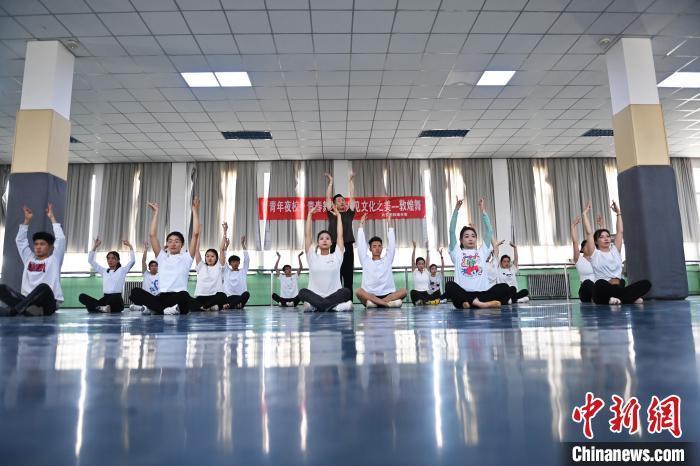6月6日，在甘肅敦煌青年夜校課程中，青年學(xué)員學(xué)習(xí)敦煌舞課程。李亞龍 攝　　