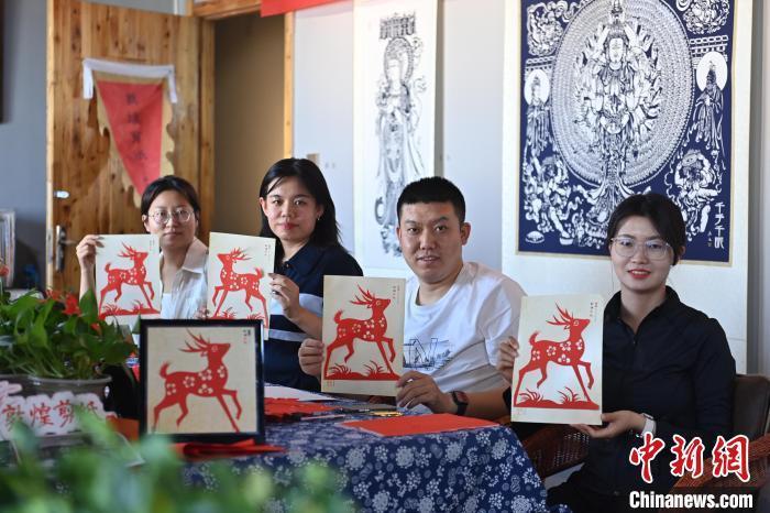 6月6日，在甘肅敦煌青年夜校課程中，青年學(xué)員展示學(xué)習(xí)敦煌非遺剪紙的成果。李亞龍 攝　　