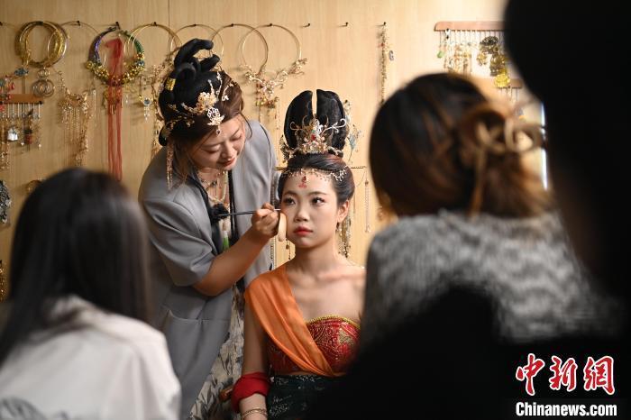 6月6日，在甘肅敦煌青年夜校課程中，青年學(xué)員學(xué)習(xí)敦煌美妝課程。李亞龍 攝　　