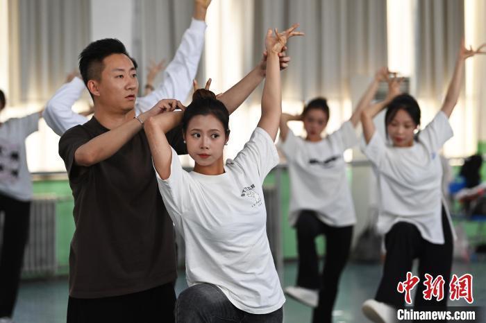 6月6日，在甘肅敦煌青年夜校課程中，青年學(xué)員學(xué)習(xí)敦煌舞課程。李亞龍 攝　　