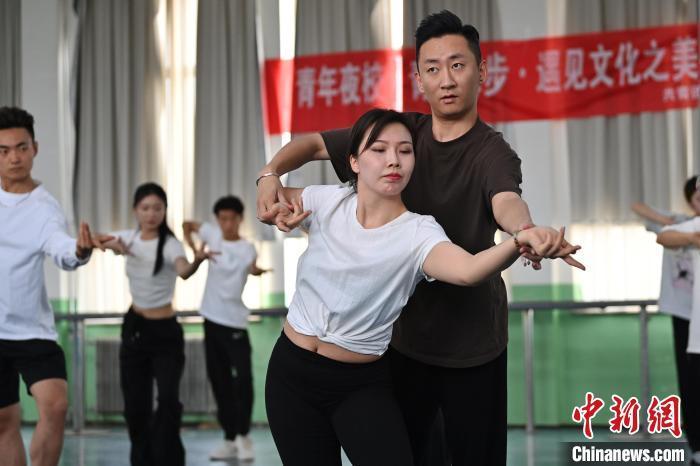 6月6日，在甘肅敦煌青年夜校課程中，學(xué)員學(xué)習(xí)敦煌舞課程。李亞龍 攝　　