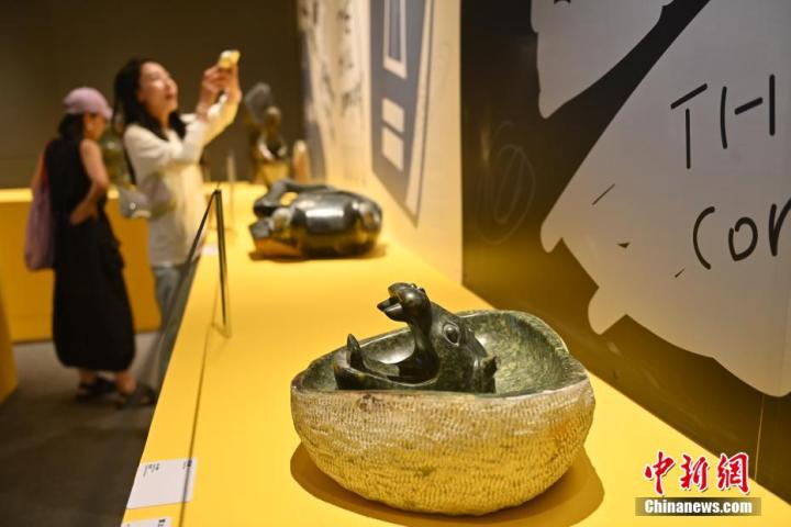 圖為該藝術(shù)展展陳的蛇紋石作品《河馬池》。中新社記者 李亞龍 攝