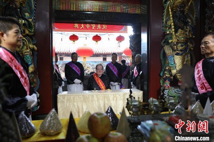 6月21日，“2024(甲辰年)兩岸共祭人文始祖伏羲典禮”在臺(tái)灣新北舉行。擔(dān)任主祭官的先嗇宮董事長(zhǎng)、中國(guó)國(guó)民黨前秘書長(zhǎng)李乾龍(中)出席典禮并擔(dān)任主祭官。中新社記者 張曉曦 攝