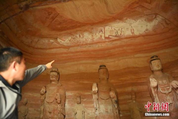 7月15日，甘肅省平?jīng)鍪袥艽h百里石窟長廊中的南石窟寺1號窟內(nèi)，工作人員介紹窟內(nèi)僅存的浮雕——佛傳故事。百里石窟長廊位于涇川縣境內(nèi)，由512個石窟、5眼窟中石井組成，現(xiàn)存王母宮石窟、鳳凰山石窟、南石窟寺、丈八寺石窟、羅漢洞石窟、太山寺石窟等規(guī)模較大的石窟群，還有數(shù)量眾多的小石窟群。南石窟寺開鑿于北魏永平三年，其中1號窟屬于大型七佛窟，七佛高達(dá)6米。中新社記者 李亞龍 攝</p>
<p>