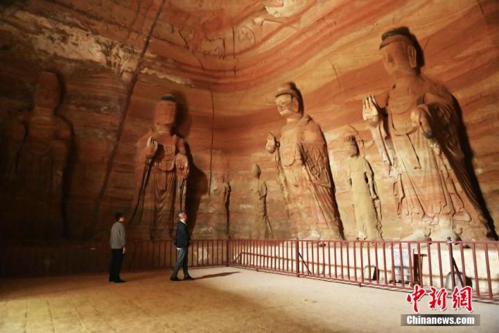 7月15日，游人參觀甘肅省平?jīng)鍪袥艽h百里石窟長廊中的南石窟寺1號窟。百里石窟長廊位于涇川縣境內(nèi)，由512個石窟、5眼窟中石井組成，現(xiàn)存王母宮石窟、鳳凰山石窟、南石窟寺、丈八寺石窟、羅漢洞石窟、太山寺石窟等規(guī)模較大的石窟群，還有數(shù)量眾多的小石窟群。南石窟寺開鑿于北魏永平三年，其中1號窟屬于大型七佛窟，七佛高達(dá)6米。中新社記者 李亞龍 攝