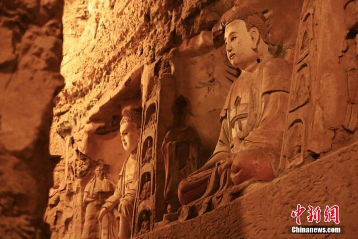 7月15日，甘肅省平?jīng)鍪袥艽h百里石窟長廊中的王母宮石窟造像。百里石窟長廊位于涇川縣境內(nèi)，由512個石窟、5眼窟中石井組成，現(xiàn)存王母宮石窟、鳳凰山石窟、南石窟寺、丈八寺石窟、羅漢洞石窟、太山寺石窟等規(guī)模較大的石窟群，還有數(shù)量眾多的小石窟群。王母宮石窟又名千佛洞，該窟設(shè)計宏大，造像生動，窟內(nèi)擁有造像數(shù)百尊，是較為珍貴的佛教文化歷史遺存。中新社記者 李亞龍 攝</p>
<p>