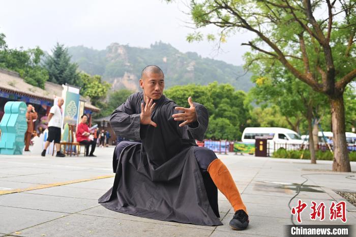 7月14日，甘肅省平?jīng)鍪嗅轻忌骄皡^(qū)內(nèi)，嵩山少林弟子展示武藝。7月13日至14日，“2024年北京體育大學(xué)第十五屆國際武術(shù)比賽交流大會暨首屆崆峒山國際武術(shù)大會”舉行，大會也在崆峒山景區(qū)進行問道崆峒、武術(shù)高級研修班、崆峒拜師等系列活動。中新社記者 李亞龍 攝</p>
<p>