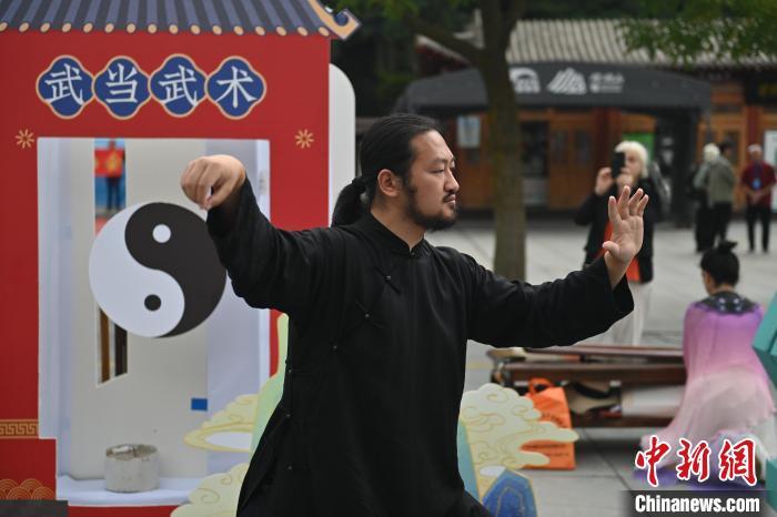 7月14日，甘肅省平?jīng)鍪嗅轻忌骄皡^(qū)內(nèi)，武當玄武派傳承人展示武當武術(shù)。7月13日至14日，“2024年北京體育大學(xué)第十五屆國際武術(shù)比賽交流大會暨首屆崆峒山國際武術(shù)大會”舉行，大會也在崆峒山景區(qū)進行問道崆峒、武術(shù)高級研修班、崆峒拜師等系列活動。中新社記者 李亞龍 攝</p>
<p>