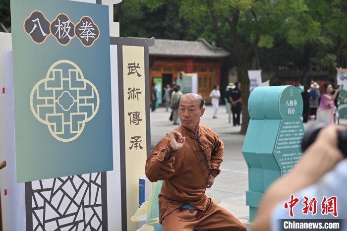 7月14日，甘肅省平?jīng)鍪嗅轻忌骄皡^(qū)內(nèi)，八極拳傳承人展示八極拳。7月13日至14日，“2024年北京體育大學(xué)第十五屆國際武術(shù)比賽交流大會暨首屆崆峒山國際武術(shù)大會”舉行，大會也在崆峒山景區(qū)進行問道崆峒、武術(shù)高級研修班、崆峒拜師等系列活動。中新社記者 李亞龍 攝</p>
<p>