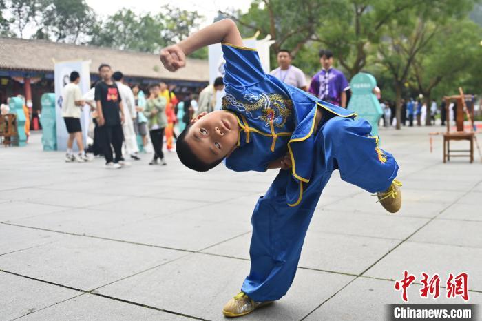 7月14日，甘肅省平?jīng)鍪嗅轻忌骄皡^(qū)內(nèi)，小朋友展示查拳。7月13日至14日，“2024年北京體育大學(xué)第十五屆國際武術(shù)比賽交流大會暨首屆崆峒山國際武術(shù)大會”舉行，大會也在崆峒山景區(qū)進行問道崆峒、武術(shù)高級研修班、崆峒拜師等系列活動。中新社記者 李亞龍 攝</p>
<p>