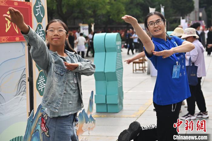 7月14日，甘肅省平?jīng)鍪嗅轻忌骄皡^(qū)內(nèi)，霍氏練手拳傳承人、霍元甲玄孫女霍靜虹(右)教授武術(shù)愛好者霍氏練手拳。7月13日至14日，“2024年北京體育大學(xué)第十五屆國際武術(shù)比賽交流大會暨首屆崆峒山國際武術(shù)大會”舉行，大會也在崆峒山景區(qū)進行問道崆峒、武術(shù)高級研修班、崆峒拜師等系列活動。中新社記者 李亞龍 攝</p>
<p>
