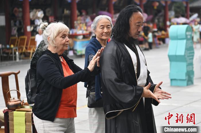 7月14日，甘肅省平?jīng)鍪嗅轻忌骄皡^(qū)內(nèi)，外籍武術(shù)愛好者感受青城武術(shù)。7月13日至14日，“2024年北京體育大學(xué)第十五屆國際武術(shù)比賽交流大會暨首屆崆峒山國際武術(shù)大會”舉行，大會也在崆峒山景區(qū)進行問道崆峒、武術(shù)高級研修班、崆峒拜師等系列活動。中新社記者 李亞龍 攝</p>
<p>