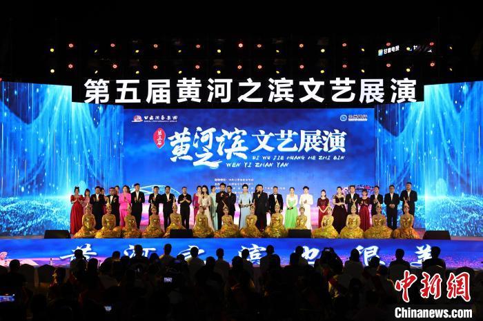 7月19日晚，第五屆黃河之濱文藝展演在蘭州體育文化廣場開幕。張曦予 攝