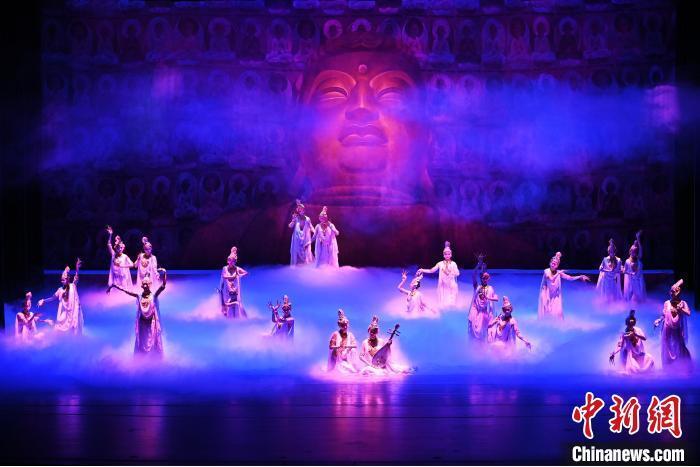7月18日晚，中國(guó)經(jīng)典舞劇《絲路花雨》在甘肅蘭州黃河劇院進(jìn)行演出。中國(guó)經(jīng)典舞劇《絲路花雨》迎來(lái)45周年，7月17日-8月4日在蘭州開(kāi)啟為期多天的駐場(chǎng)演出。該舞劇取材于敦煌莫高窟壁畫(huà)，集中國(guó)霓裳羽衣舞、敦煌舞、印度舞、黑巾舞、波斯馬鈴舞等于一身，自1979年演出至今，該劇先后在40多個(gè)國(guó)家和地區(qū)演出近4000場(chǎng)，觀眾550多萬(wàn)人次。中新社記者 李亞龍 攝</p>
<p>