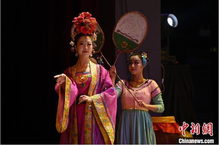 7月18日晚，中國(guó)經(jīng)典舞劇《絲路花雨》在甘肅蘭州黃河劇院進(jìn)行演出。中國(guó)經(jīng)典舞劇《絲路花雨》迎來(lái)45周年，7月17日-8月4日在蘭州開(kāi)啟為期多天的駐場(chǎng)演出。該舞劇取材于敦煌莫高窟壁畫(huà)，集中國(guó)霓裳羽衣舞、敦煌舞、印度舞、黑巾舞、波斯馬鈴舞等于一身，自1979年演出至今，該劇先后在40多個(gè)國(guó)家和地區(qū)演出近4000場(chǎng)，觀眾550多萬(wàn)人次。中新社記者 李亞龍 攝</p>
<p>