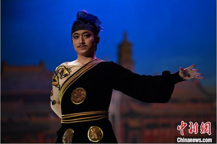 7月18日晚，中國(guó)經(jīng)典舞劇《絲路花雨》在甘肅蘭州黃河劇院進(jìn)行演出。中國(guó)經(jīng)典舞劇《絲路花雨》迎來(lái)45周年，7月17日-8月4日在蘭州開(kāi)啟為期多天的駐場(chǎng)演出。該舞劇取材于敦煌莫高窟壁畫(huà)，集中國(guó)霓裳羽衣舞、敦煌舞、印度舞、黑巾舞、波斯馬鈴舞等于一身，自1979年演出至今，該劇先后在40多個(gè)國(guó)家和地區(qū)演出近4000場(chǎng)，觀眾550多萬(wàn)人次。中新社記者 李亞龍 攝