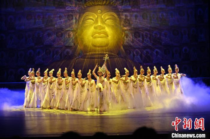 7月18日晚，中國經(jīng)典舞劇《絲路花雨》在甘肅蘭州黃河劇院演出。李亞龍 攝