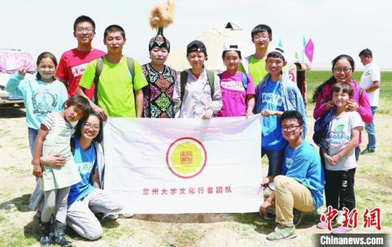 圖為蘭州大學(xué)文化行者團(tuán)隊(duì)走進(jìn)民族社區(qū)。(資料圖)蘭州大學(xué)供圖