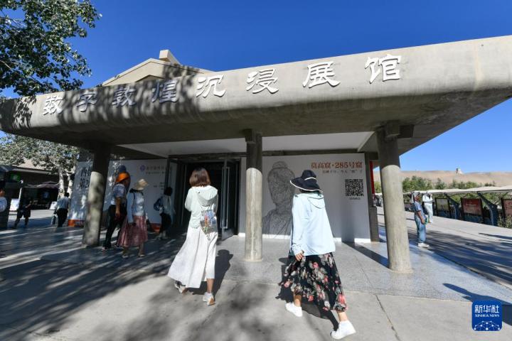 7月22日，游客排隊(duì)進(jìn)入“尋境敦煌——數(shù)字敦煌沉浸展”場(chǎng)館。新華社記者 郎兵兵 攝</p>
<p>