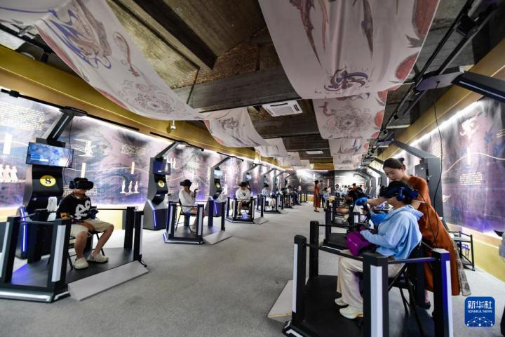 7月22日，游客線下體驗(yàn)“尋境敦煌——數(shù)字敦煌沉浸展”。新華社記者 郎兵兵 攝</p>
<p>
