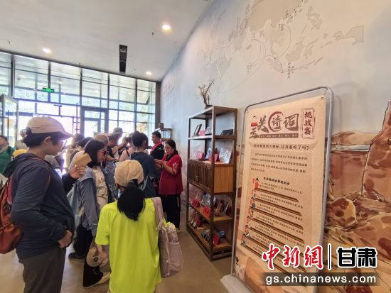 近日，玉門關(guān)遺址景區(qū)開啟了一場精彩紛呈的玉關(guān)詩詞挑戰(zhàn)賽，吸引眾多游人參與其中。玉門關(guān)遺址景區(qū)供圖