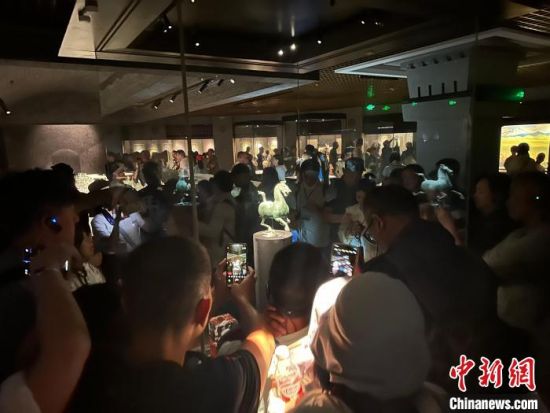 8月17日至23日，“濃濃民族情 兩岸一家親”臺灣同胞參訪團甘肅行交流活動在甘肅展開。圖為臺胞參觀甘肅省博物館。中新社記者 閆姣 攝