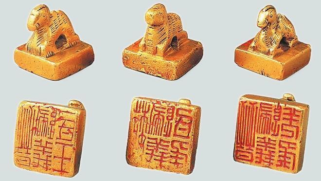 從左至右依次為“晉歸義羌侯”金印、“晉歸義氐王”金印、“魏歸義氐侯”金印