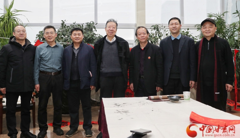 “翰墨迎蛇年 春聯(lián)送祝福”2025甘肅書法名家進(jìn)機(jī)關(guān)活動(dòng)走進(jìn)中國(guó)甘肅網(wǎng)