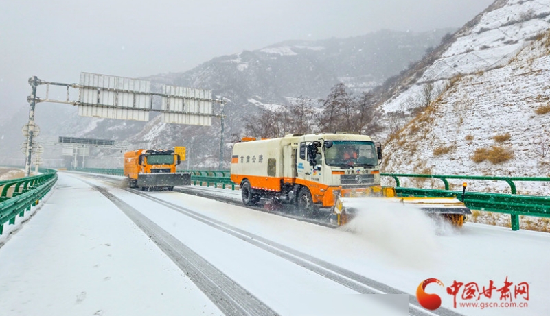 蘭州公路發(fā)展中心全力做好環(huán)蘭公路除雪保暢工作