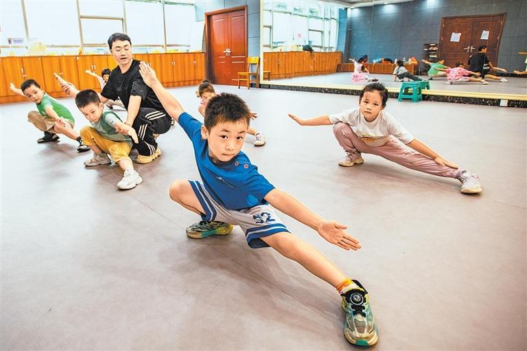 學(xué)校發(fā)力 家庭接力 社會合力