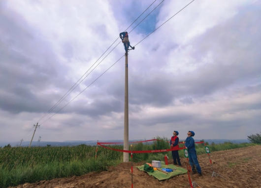 國(guó)網(wǎng)慶陽(yáng)供電公司電力“醫(yī)生”檢修忙