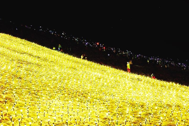 敦煌：近4萬(wàn)盞太陽(yáng)能燈點(diǎn)亮鳴沙山