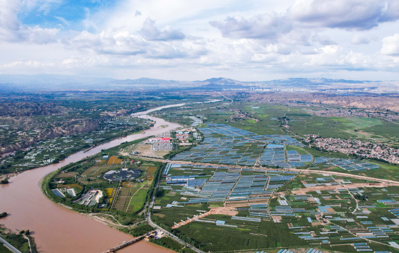 一河清波映新景